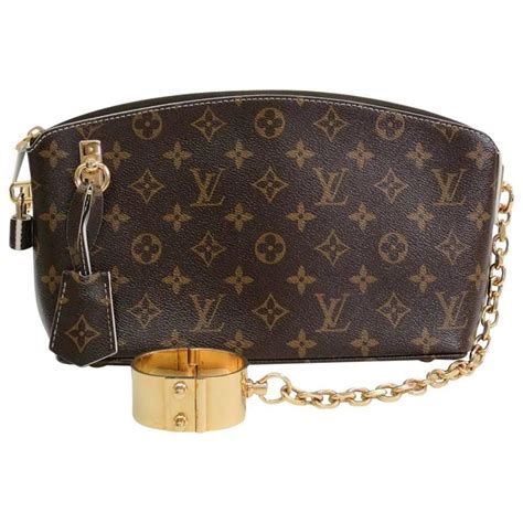 louis vuitton clutch with gold chain|More.